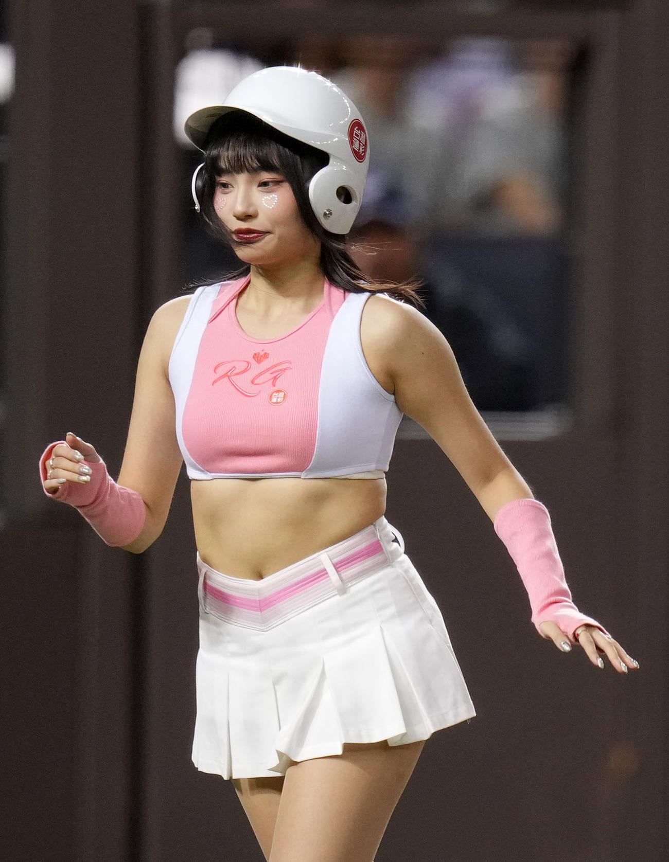 日本対台湾　ボールを手渡すボールガール（撮影・横山健太）