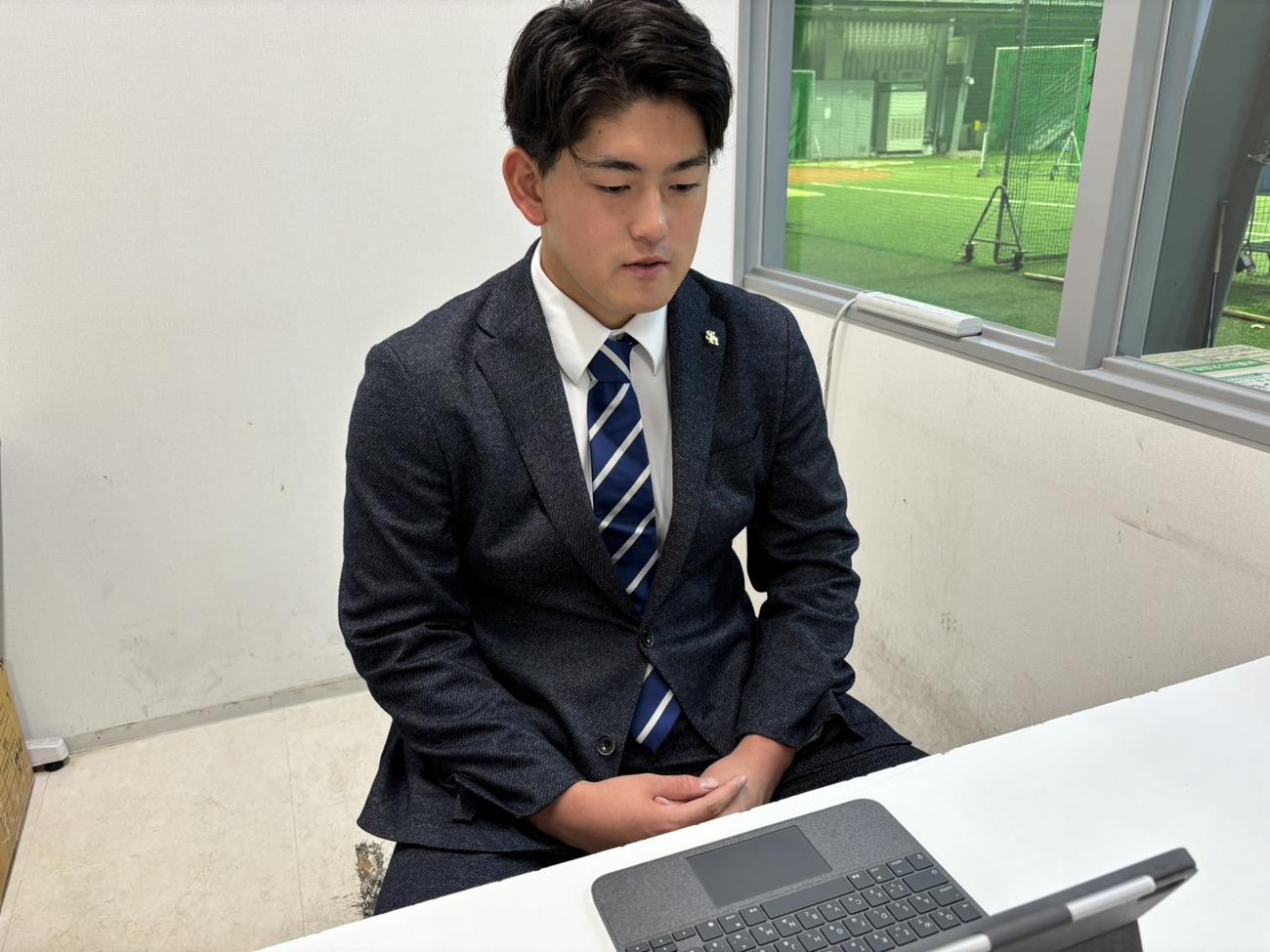 契約更改交渉を終え、オンライン取材に応じるソフトバンク風間（球団提供）