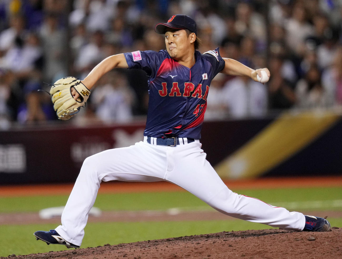 日本対台湾　6回裏途中から登板した鈴木昭（撮影・横山健太）