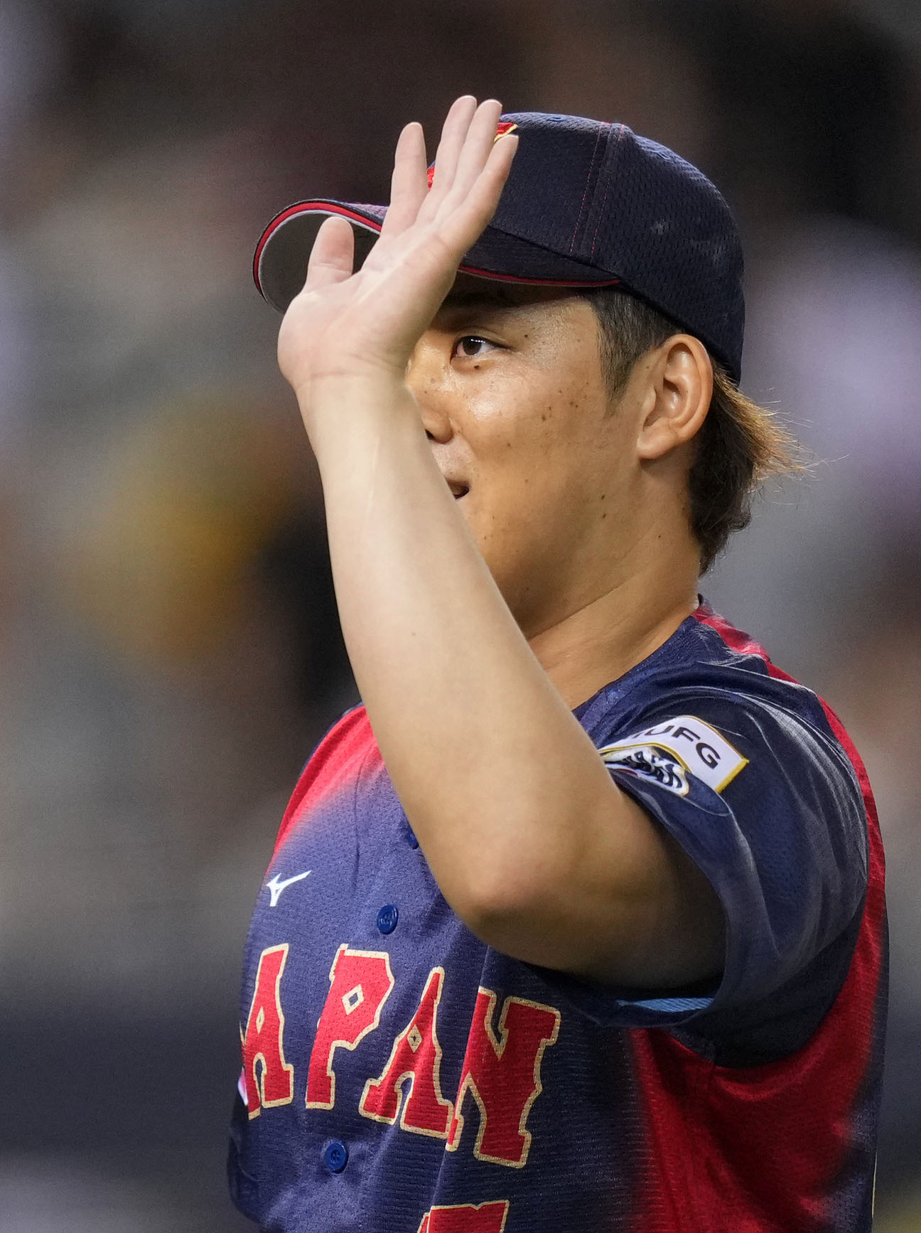 日本対台湾　6回裏を無失点に抑え笑顔をみせる鈴木昭（撮影・横山健太）