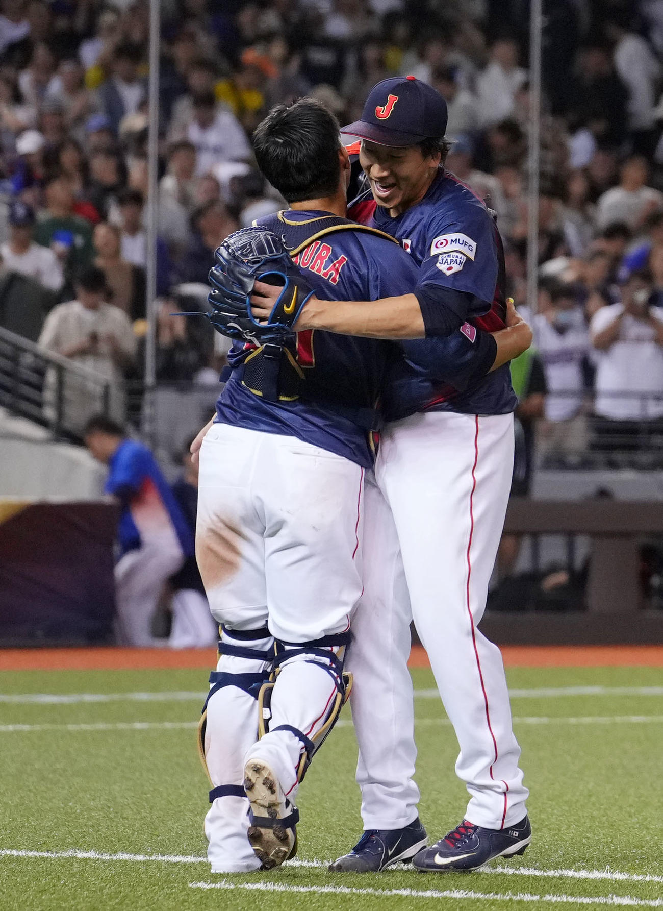 日本対台湾　台湾に勝利し抱き合う大勢（右）と坂倉（撮影・横山健太）