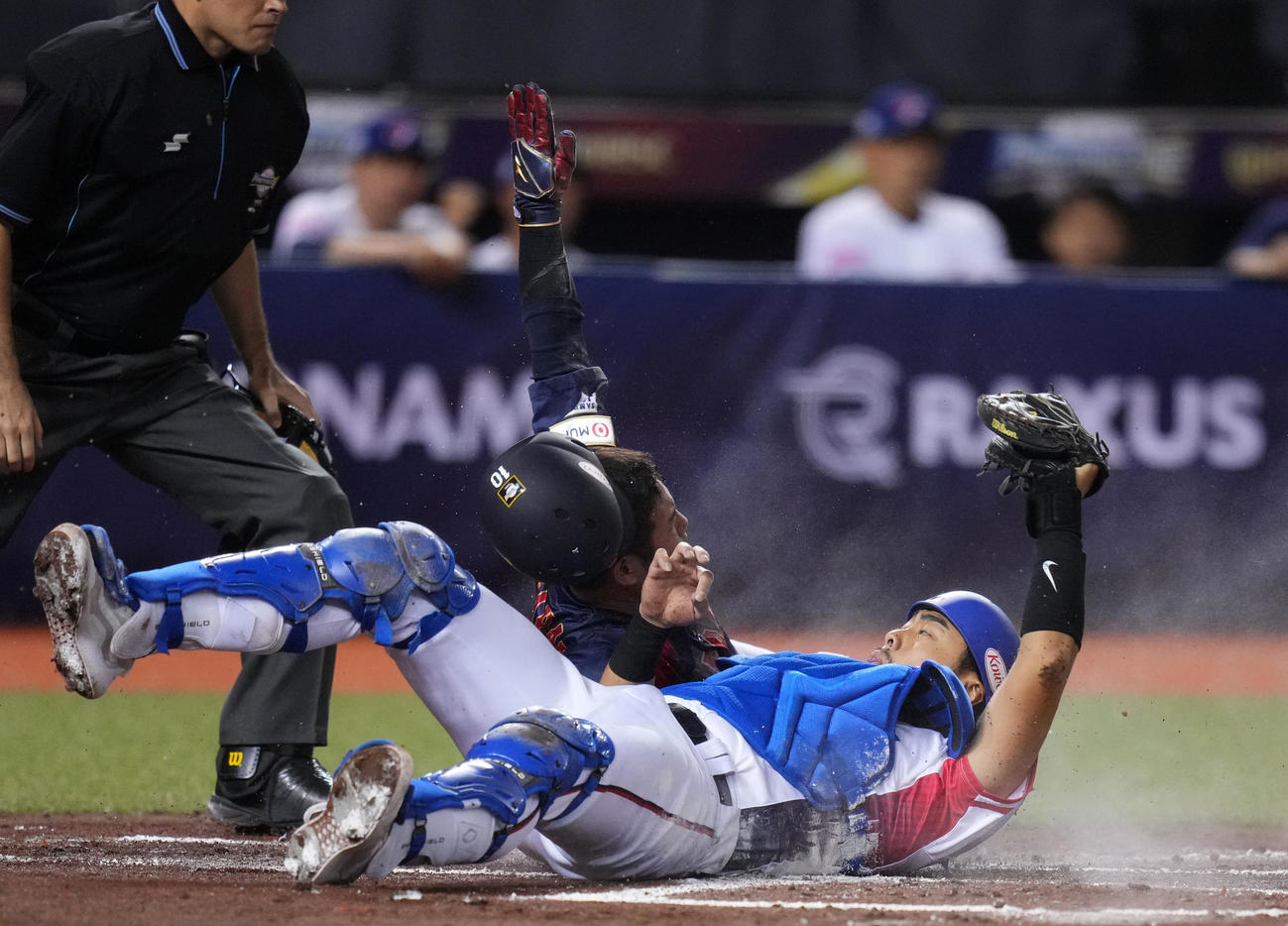 日本対台湾　1回表日本1死一、三塁、森下の右犠飛で本塁へ生還する桑原（撮影・横山健太）