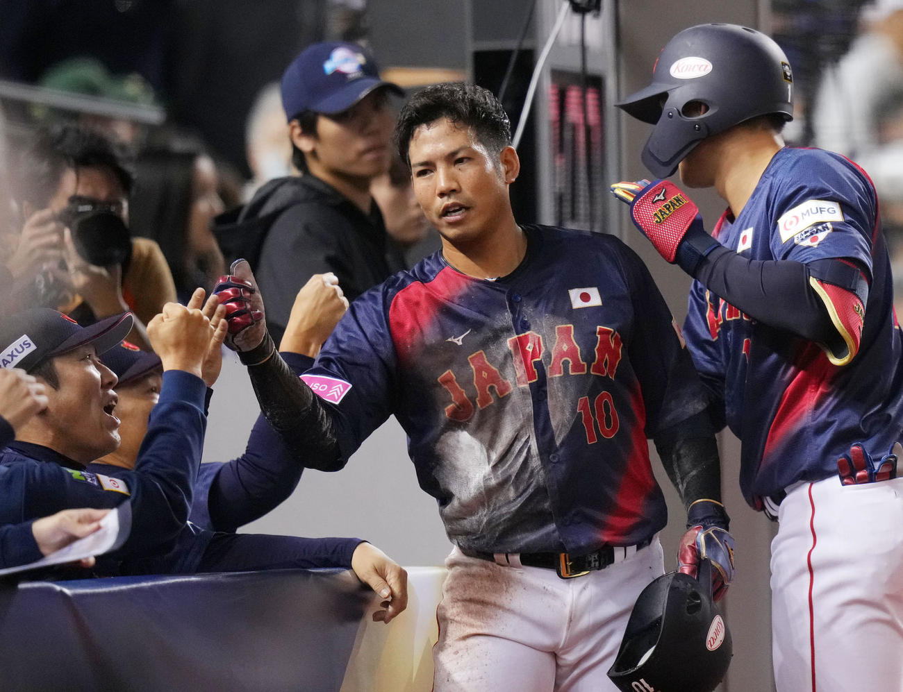 日本対台湾　1回表日本1死一、三塁、森下の右犠飛で本塁へ生還しナインとタッチを交わす桑原（撮影・横山健太）