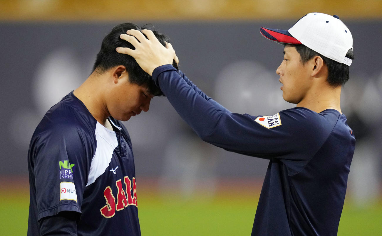 日本対台湾　森下（左）の頭をマッサージする辰己（撮影・横山健太）