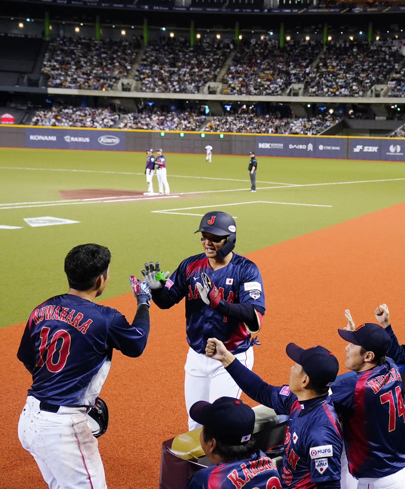 日本対台湾　1回表日本1死一、三塁、右犠飛で先制点を奪いタッチを交わす桑原（左）と森下（撮影・横山健太）