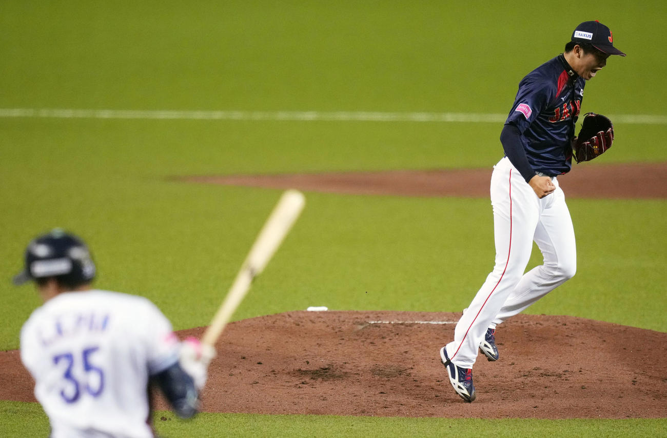 日本対台湾　1回裏を無失点に抑えほえる才木（撮影・横山健太）