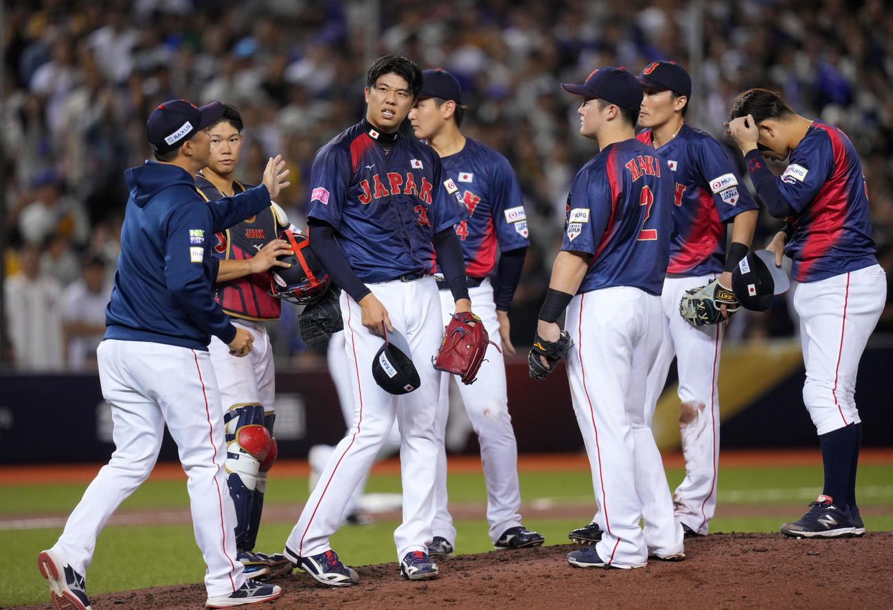 日本対台湾　6回裏途中でマウンドを降りる才木（左から3人目）（撮影・横山健太）