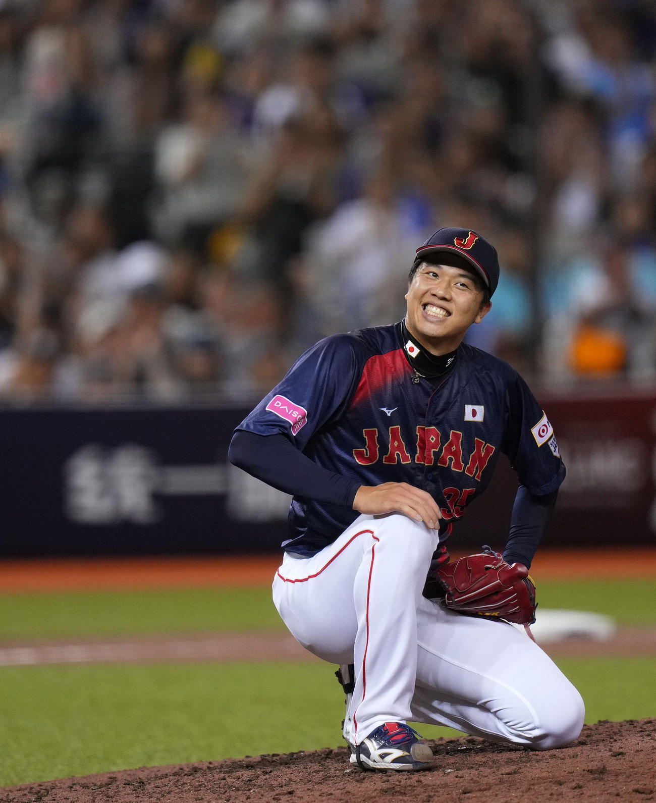 日本対台湾　6回裏、四球を与え苦笑いを浮かべる才木（撮影・横山健太）