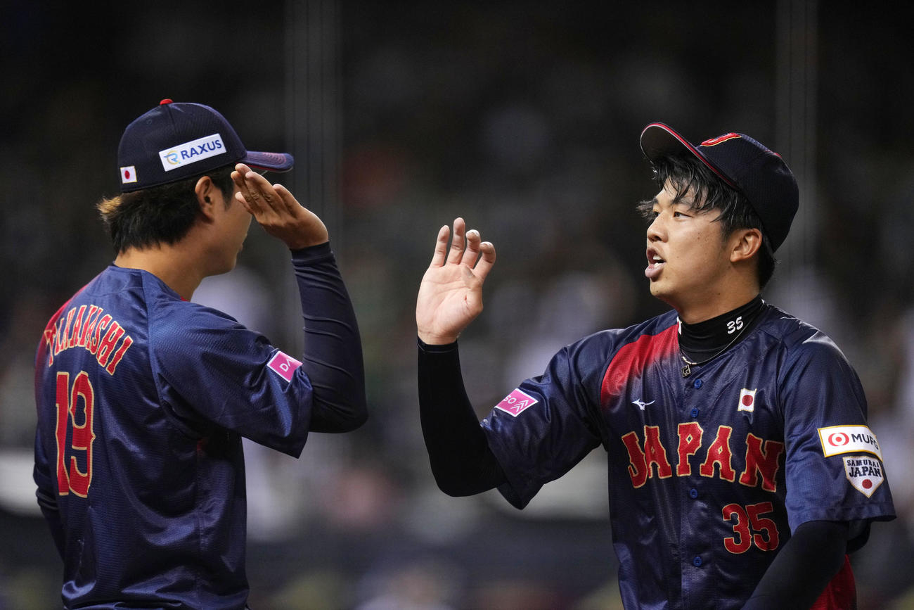 日本対台湾　2回裏を無失点に抑えタッチを交わす才木（撮影・横山健太）