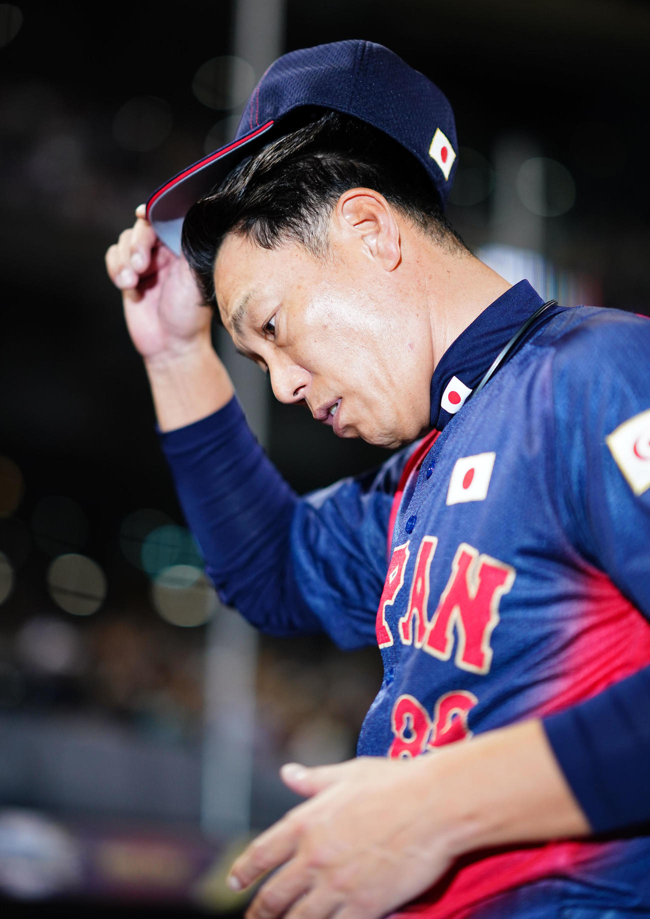 日本対台湾　試合を終え引き揚げる井端監督（撮影・横山健太）