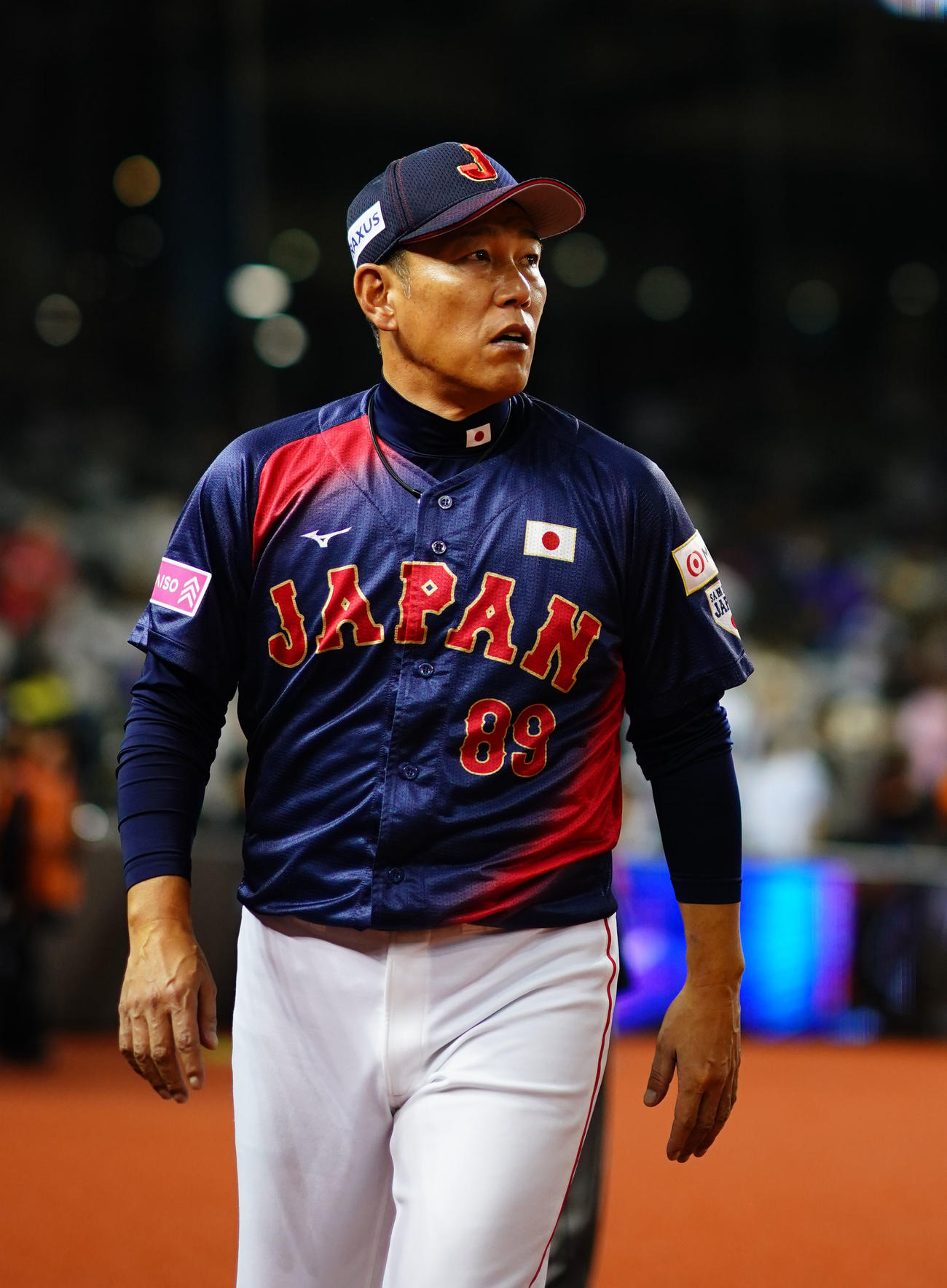 日本対台湾　試合を終え引き揚げる井端監督（撮影・横山健太）