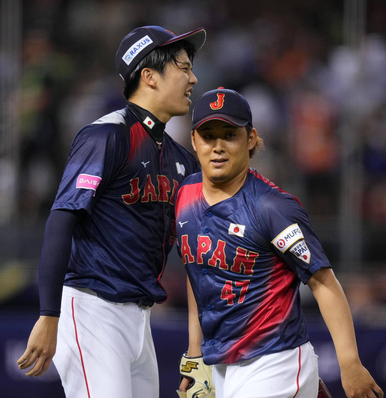 日本対台湾　6回裏を無失点に抑え才木（左）とタッチを交わす鈴木昭（撮影・横山健太）