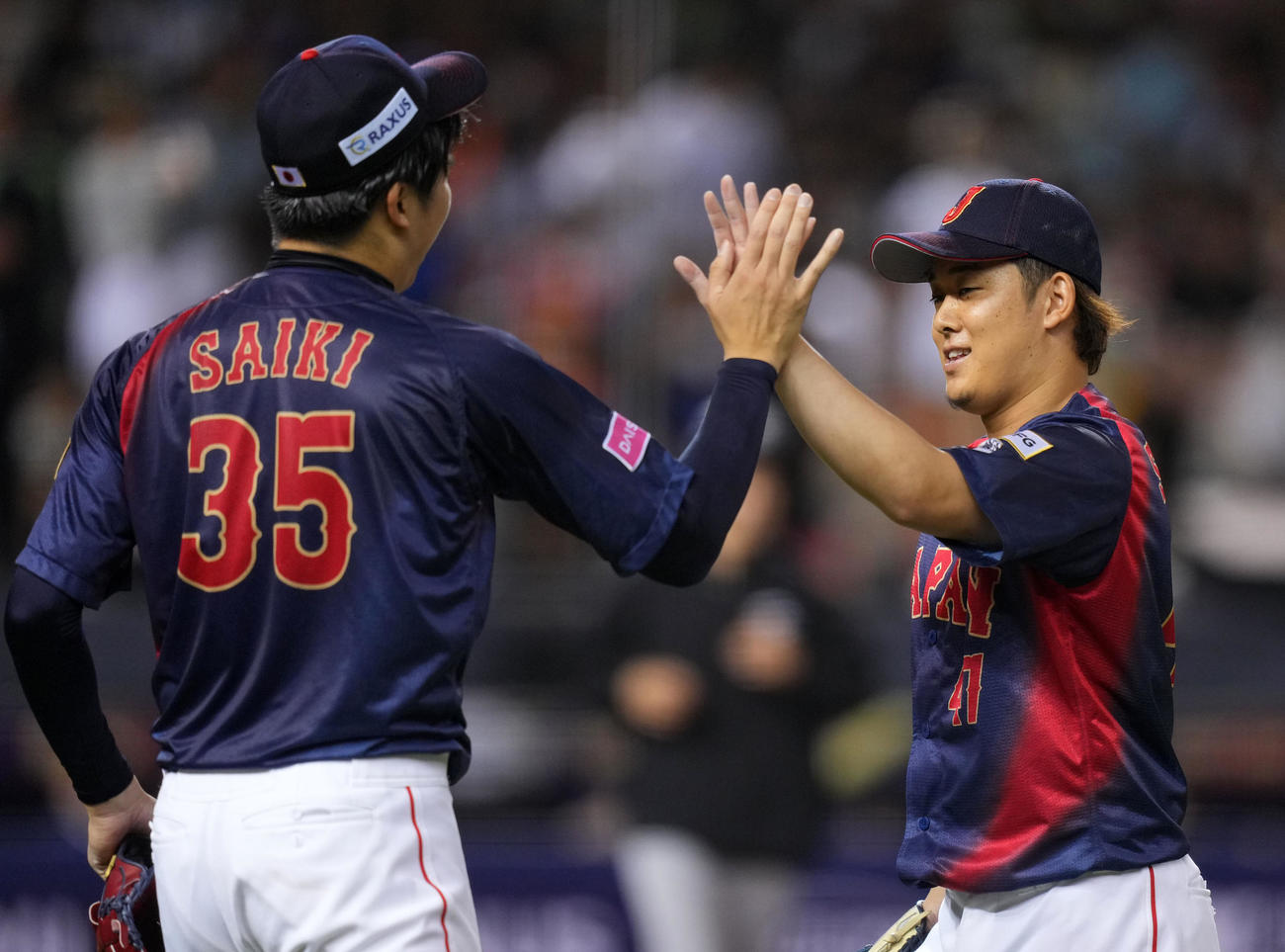 日本対台湾　6回裏を無失点に抑え才木（左）とタッチを交わす鈴木昭（撮影・横山健太）