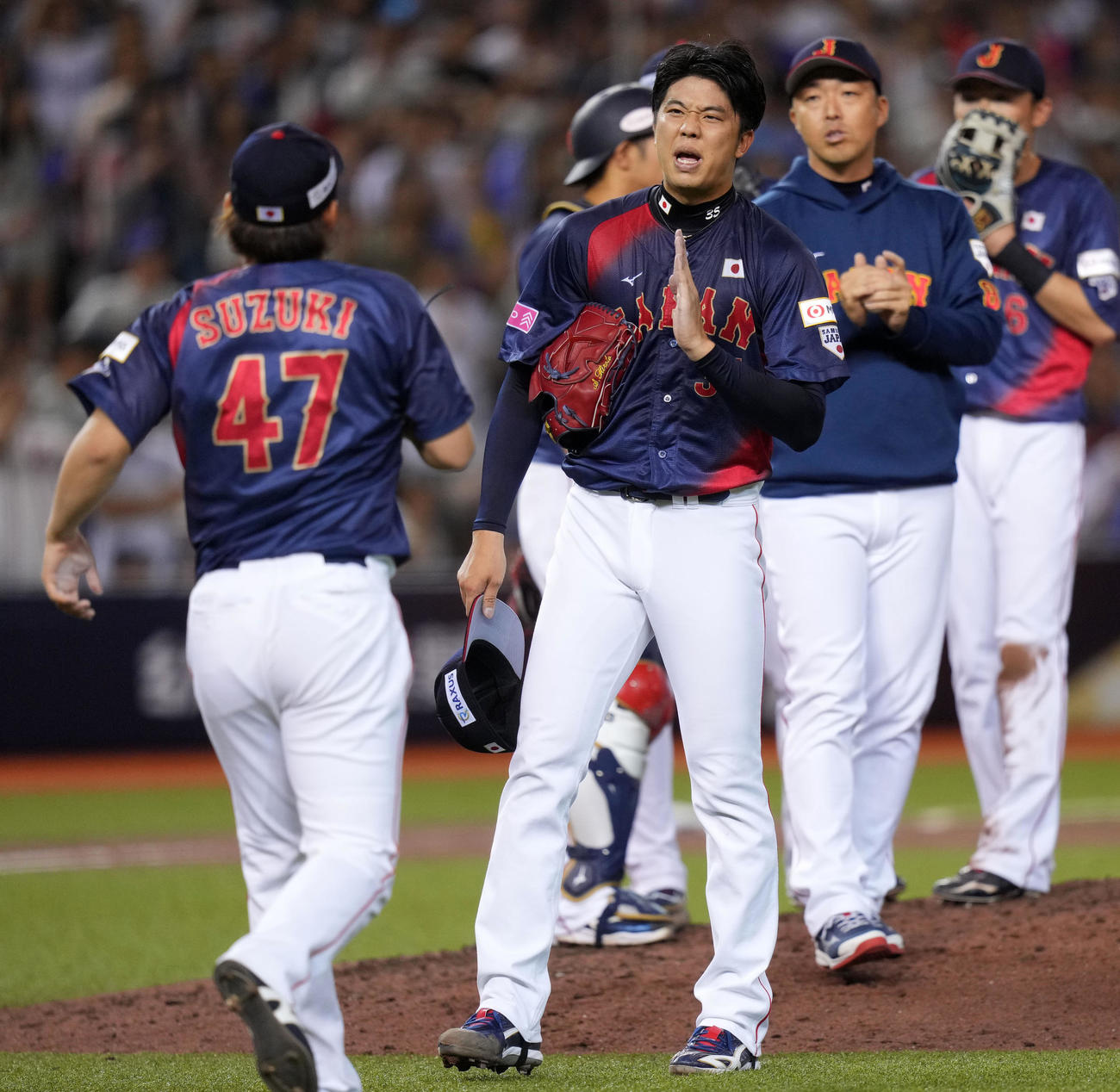 日本対台湾　6回裏途中でマウンドを降りる才木（左から2人目）（撮影・横山健太）