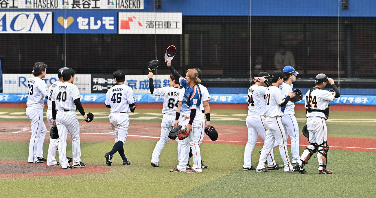 トライアウトを終えスタンド席に手を振る元巨人の陽（中央）ら（撮影・滝沢徹郎）