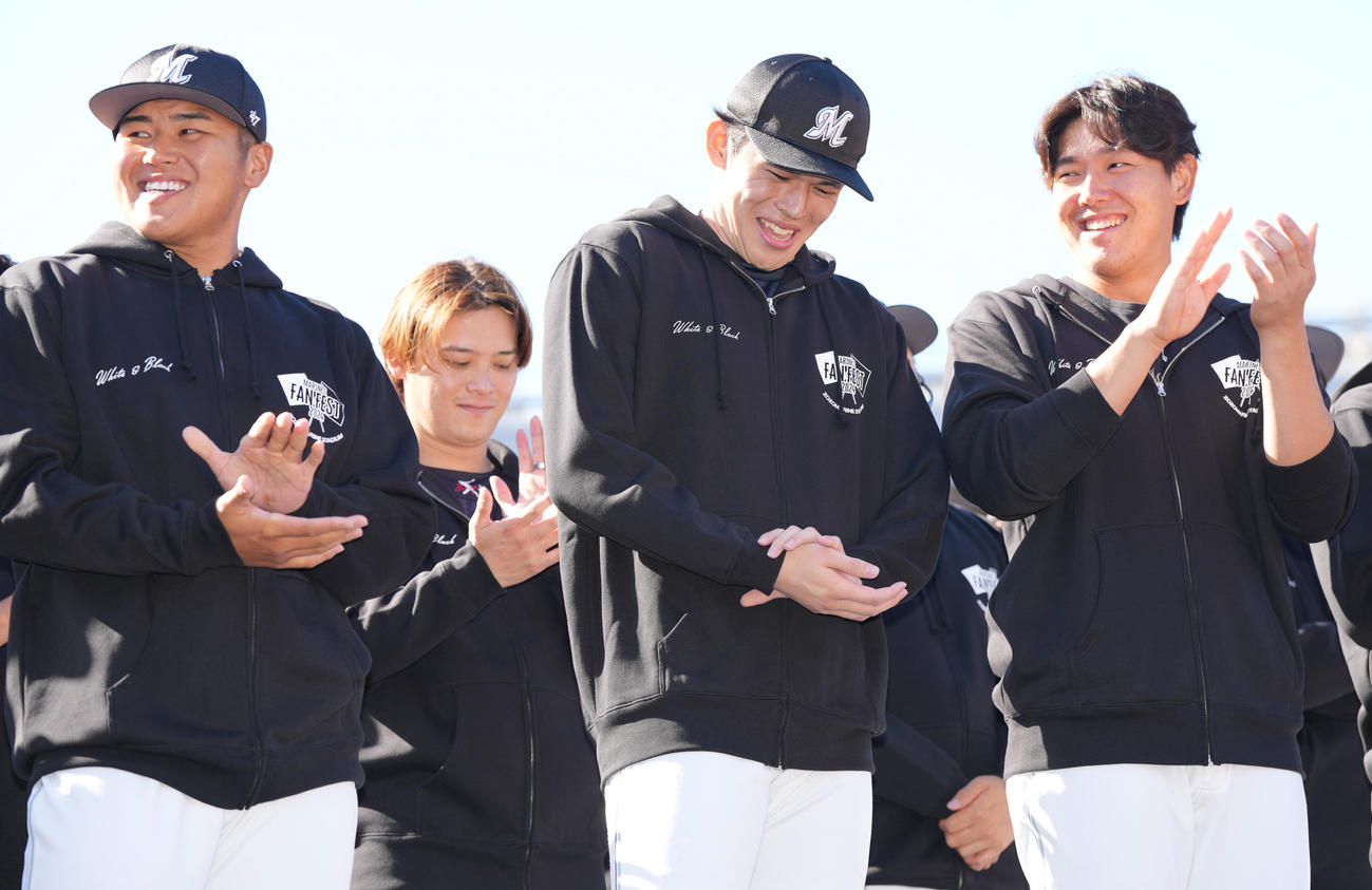 ロッテファン感謝デー　安田（右）と談笑するロッテ佐々木（中央）（撮影・鈴木みどり）