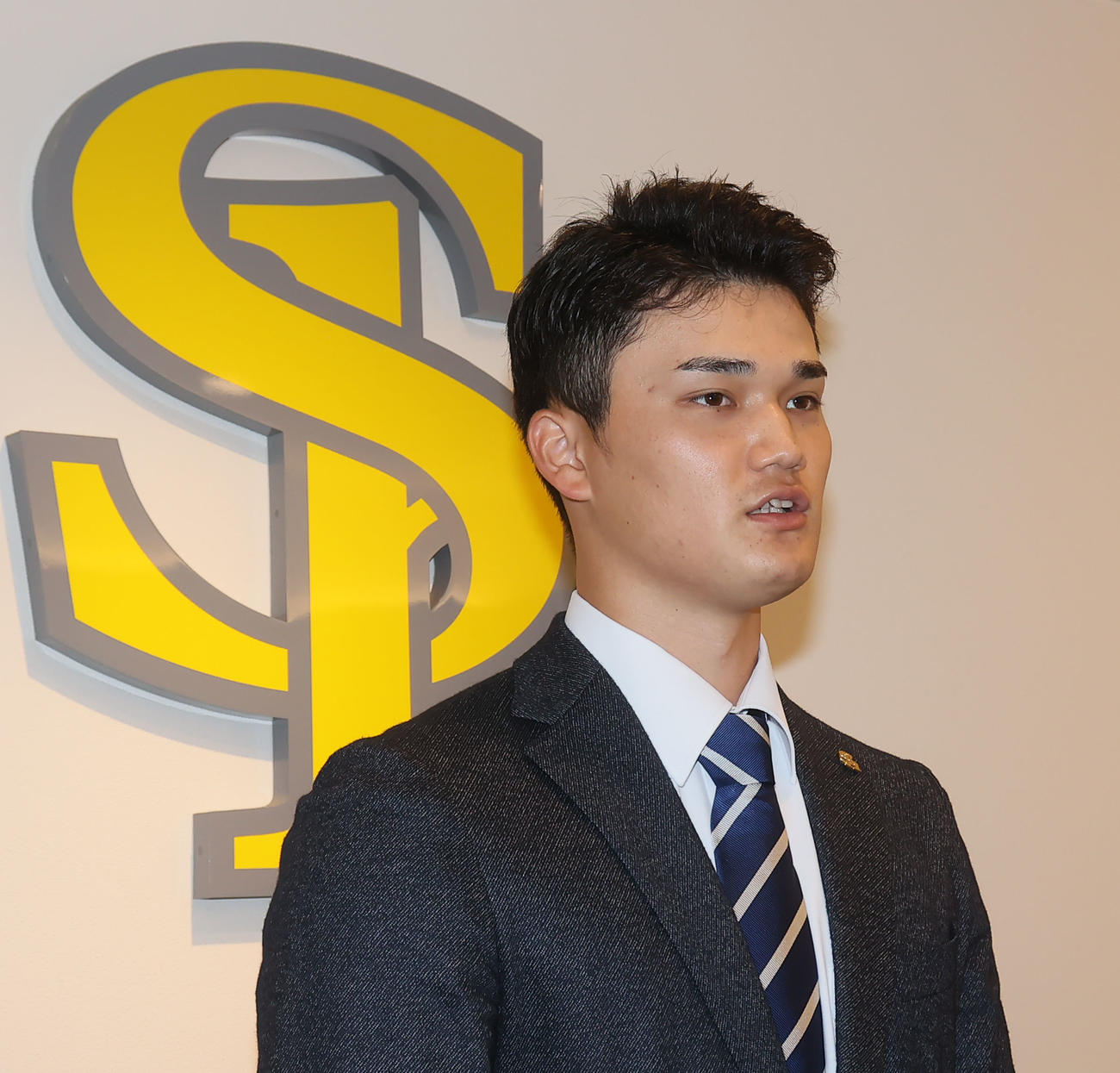 契約更改を終え、取材に応じる田上（撮影・鬼束羽瑠菜）
