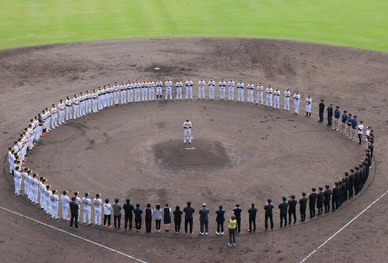 秋季キャンプを打ち上げ手締めする阪神ナイン（撮影・上山淳一）