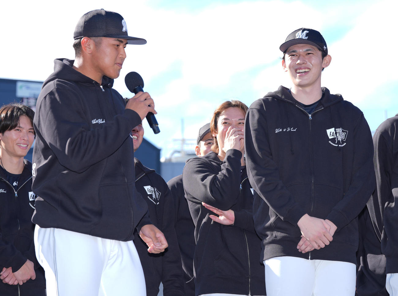 松川（左）からの言葉に笑顔を見せるロッテ佐々木（撮影・鈴木みどり）