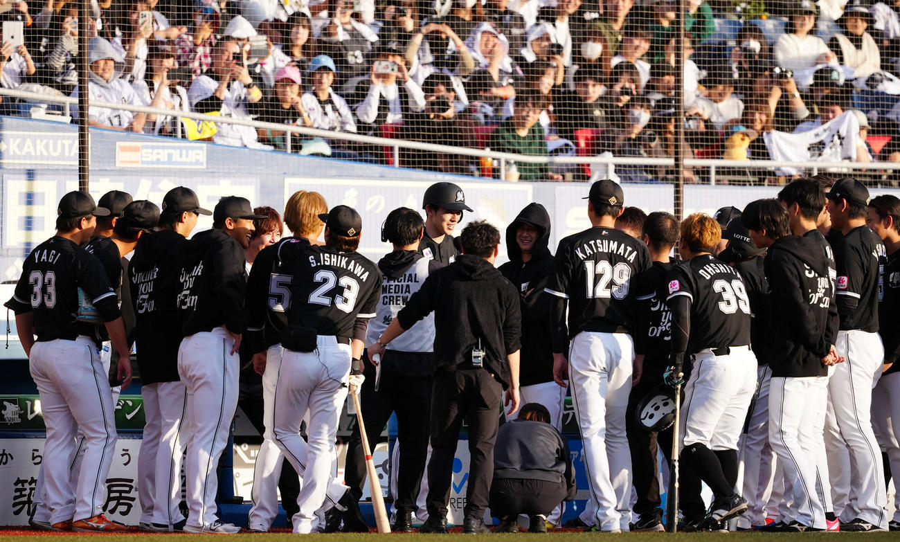 白黒野球対決の円陣で声出しするロッテ佐々木（中央）（撮影・鈴木みどり）