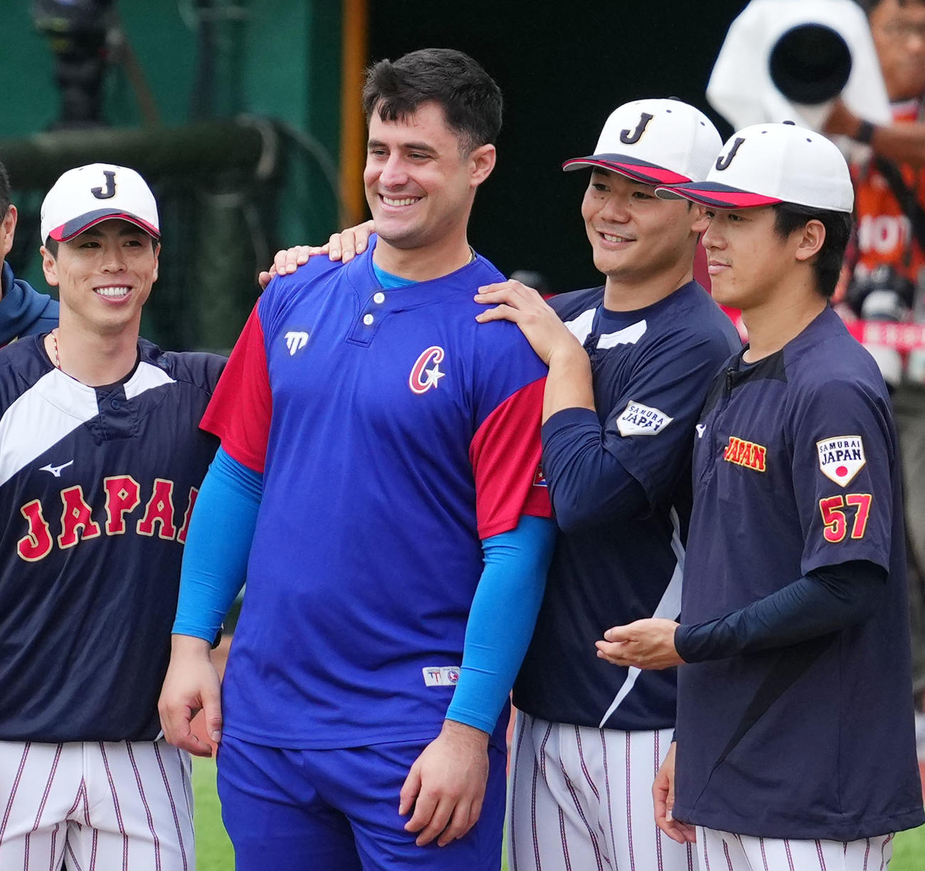 日本対キューバ　試合前に笑顔で写真に納まる、左から五十幡、A・マルティネス、清宮、北山（撮影・横山健太）