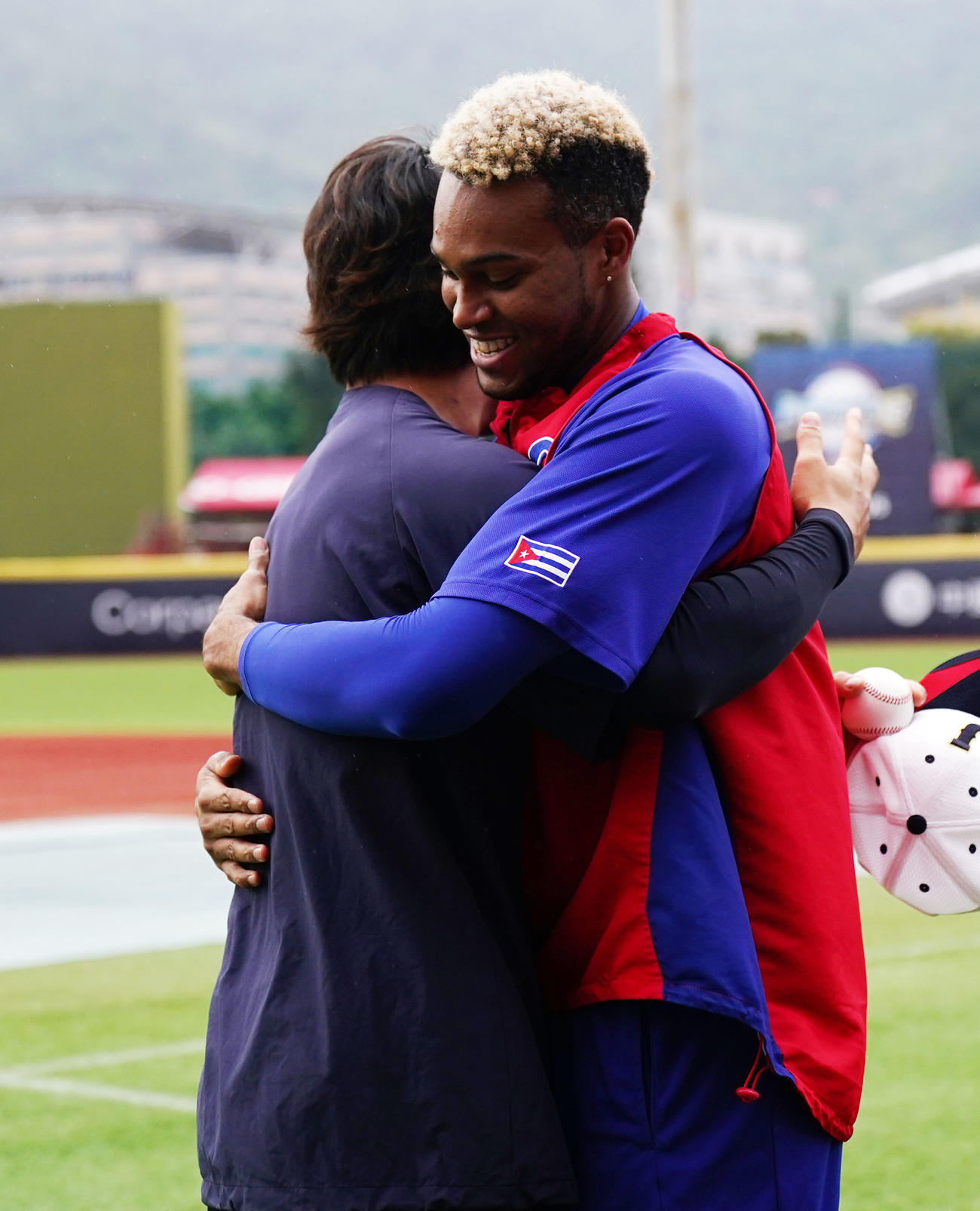日本対キューバ　試合前、抱き合う高橋（左）とキューバ代表R・マルティネス（撮影・横山健太）