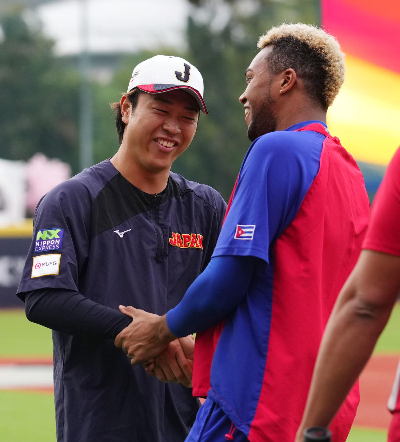 日本対キューバ　試合前、抱き合う高橋（左）とキューバ代表R・マルティネス（撮影・横山健太）