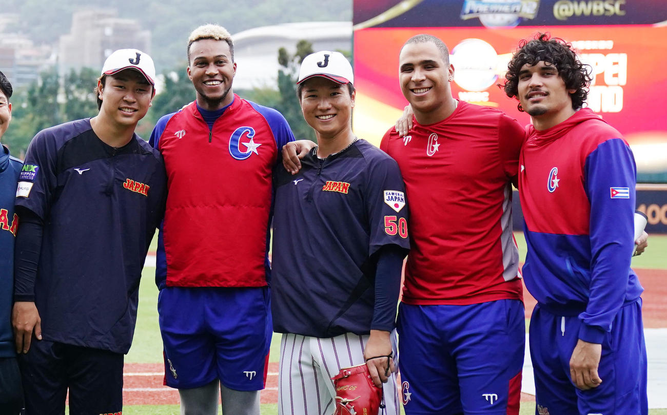 日本対キューバ　試合前に笑顔で写真に納まる、左から高橋、R・マルティネス、清水、アルバレス、ロドリゲス（撮影・横山健太）