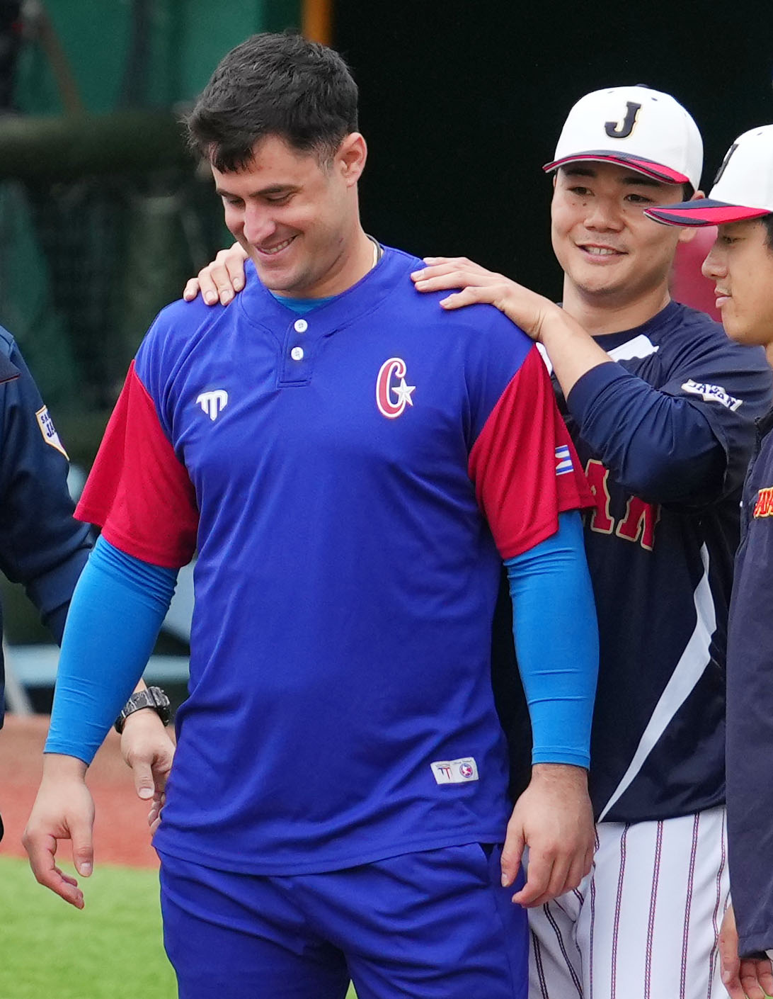 日本対キューバ　試合前、キューバ代表A・マルティネス（左）の肩もみをする清宮（撮影・横山健太）