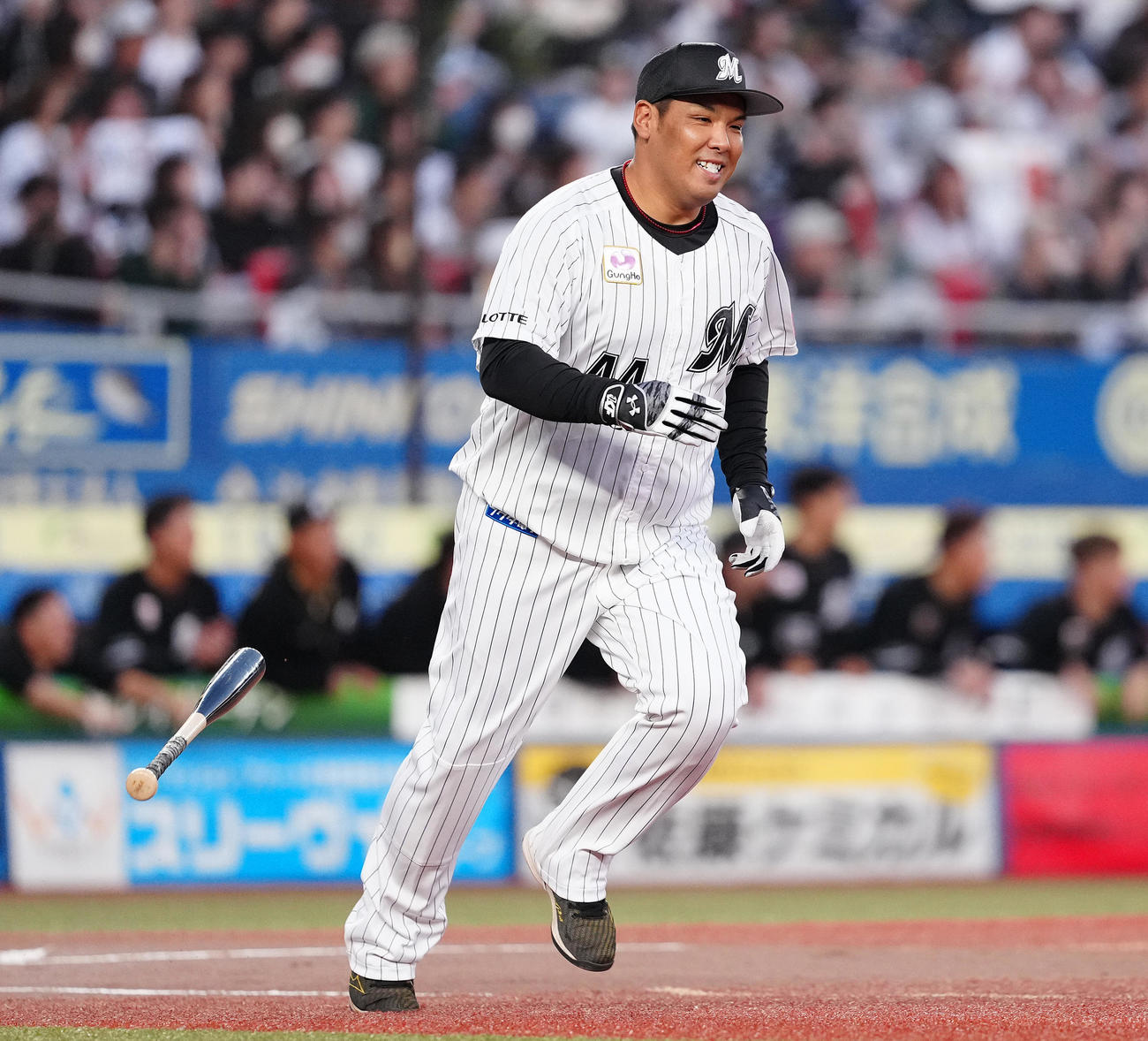 白黒野球対決の3回裏、引退するロッテ井上は代打で適時打を放つ（撮影・鈴木みどり）