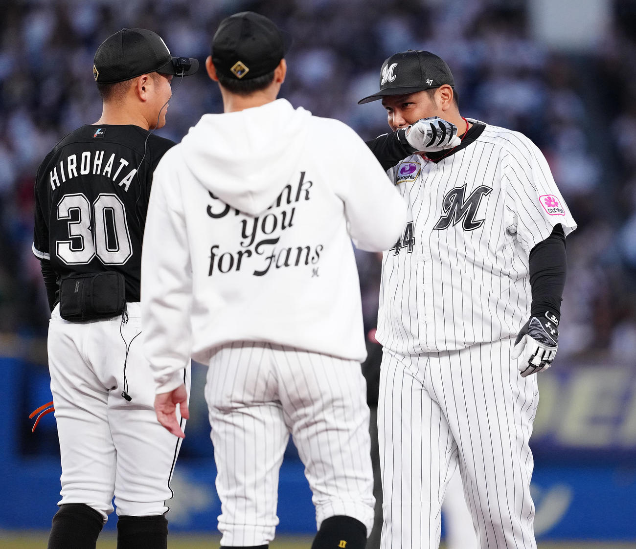 白黒野球対決の3回裏、引退するロッテ井上（右）は代打で適時打を放ち感極まる（撮影・鈴木みどり）