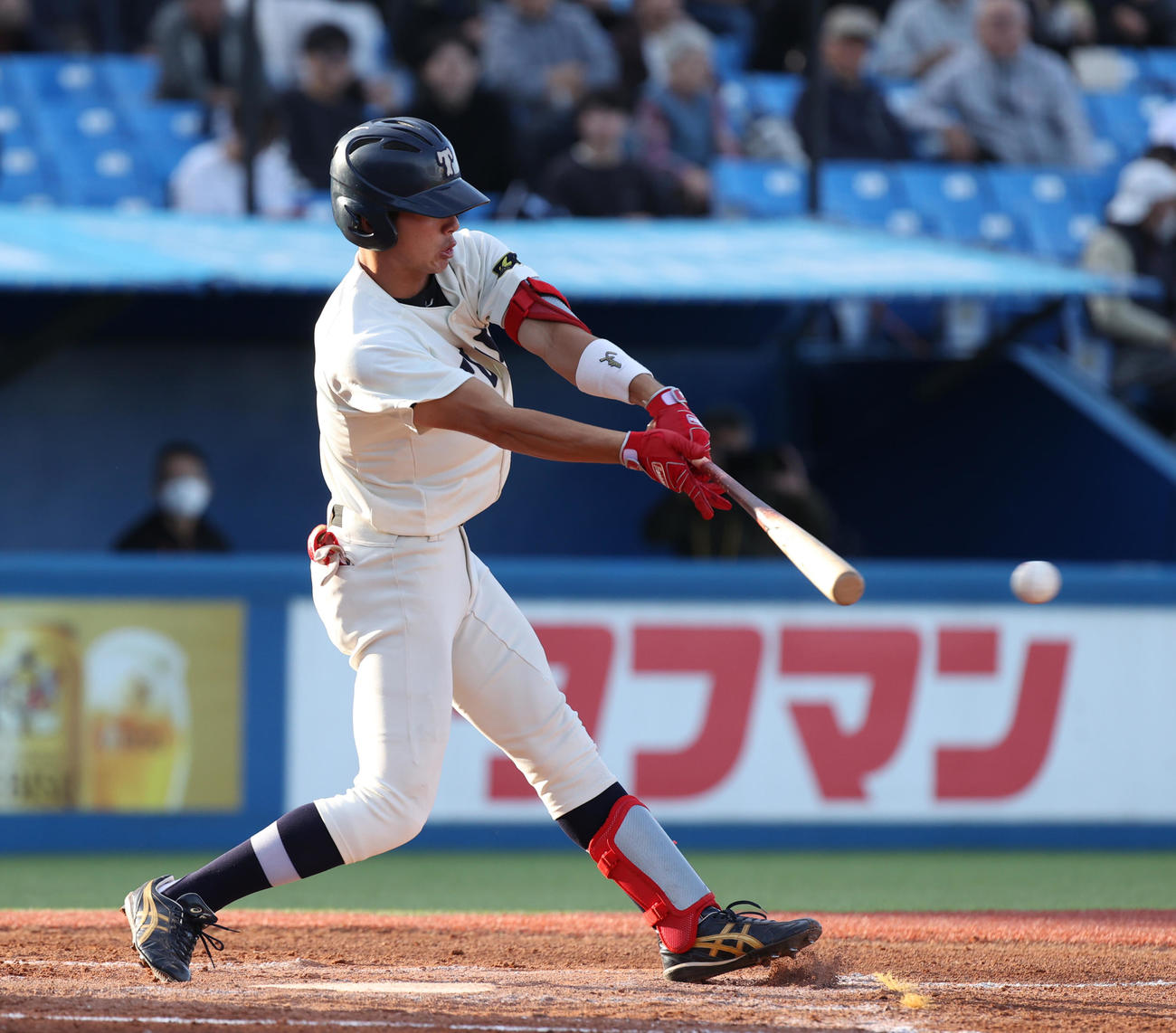 東都大学野球1、2部入れ替え戦　東洋大対東農大、1回表東洋大2死二塁、吉田は遊撃適時内野安打を放つ（撮影・柴田隆二）