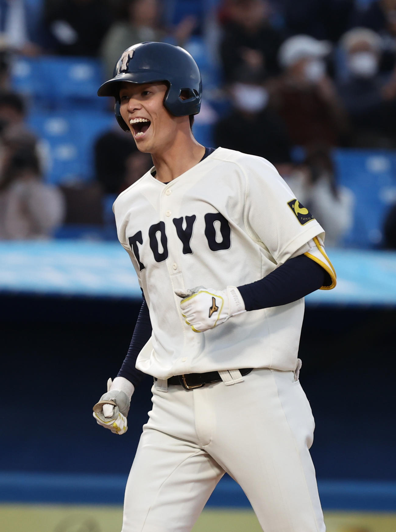 東都大学野球1、2部入れ替え戦　東洋大対東農大、4回表東洋大2死一、二塁、花田は左越えに3点本塁打を放ち生還する（撮影・柴田隆二）