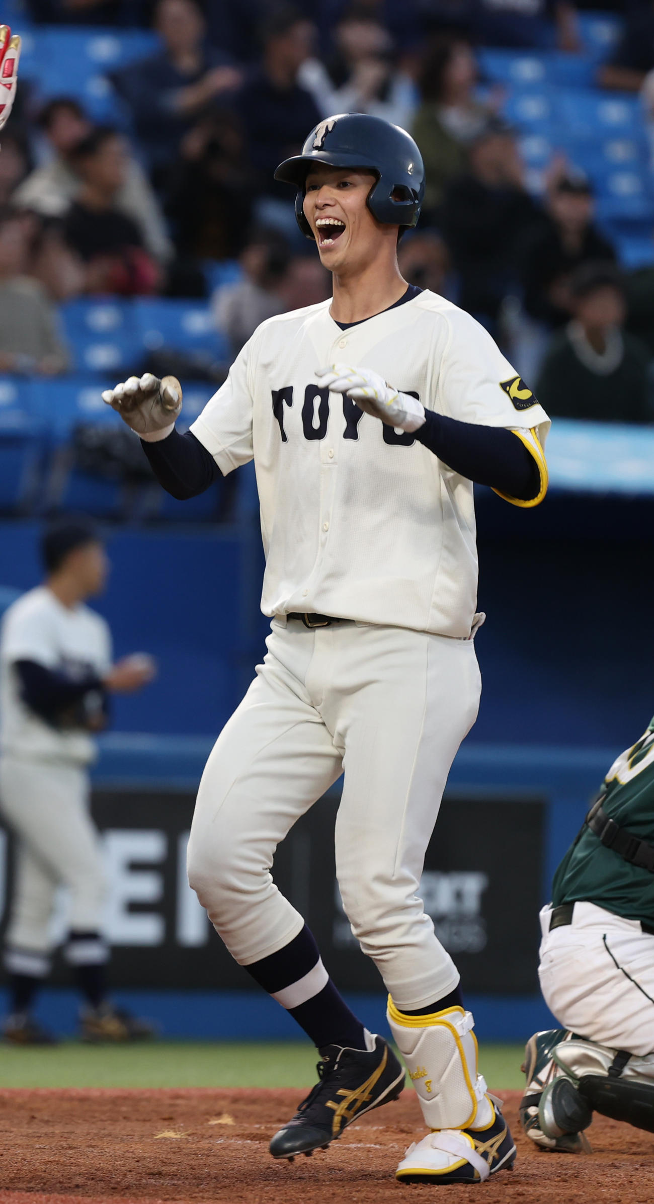 東都大学野球1、2部入れ替え戦　東洋大対東農大、4回表東洋大2死一、二塁、花田は左越えに3点本塁打を放ち生還する（撮影・柴田隆二）