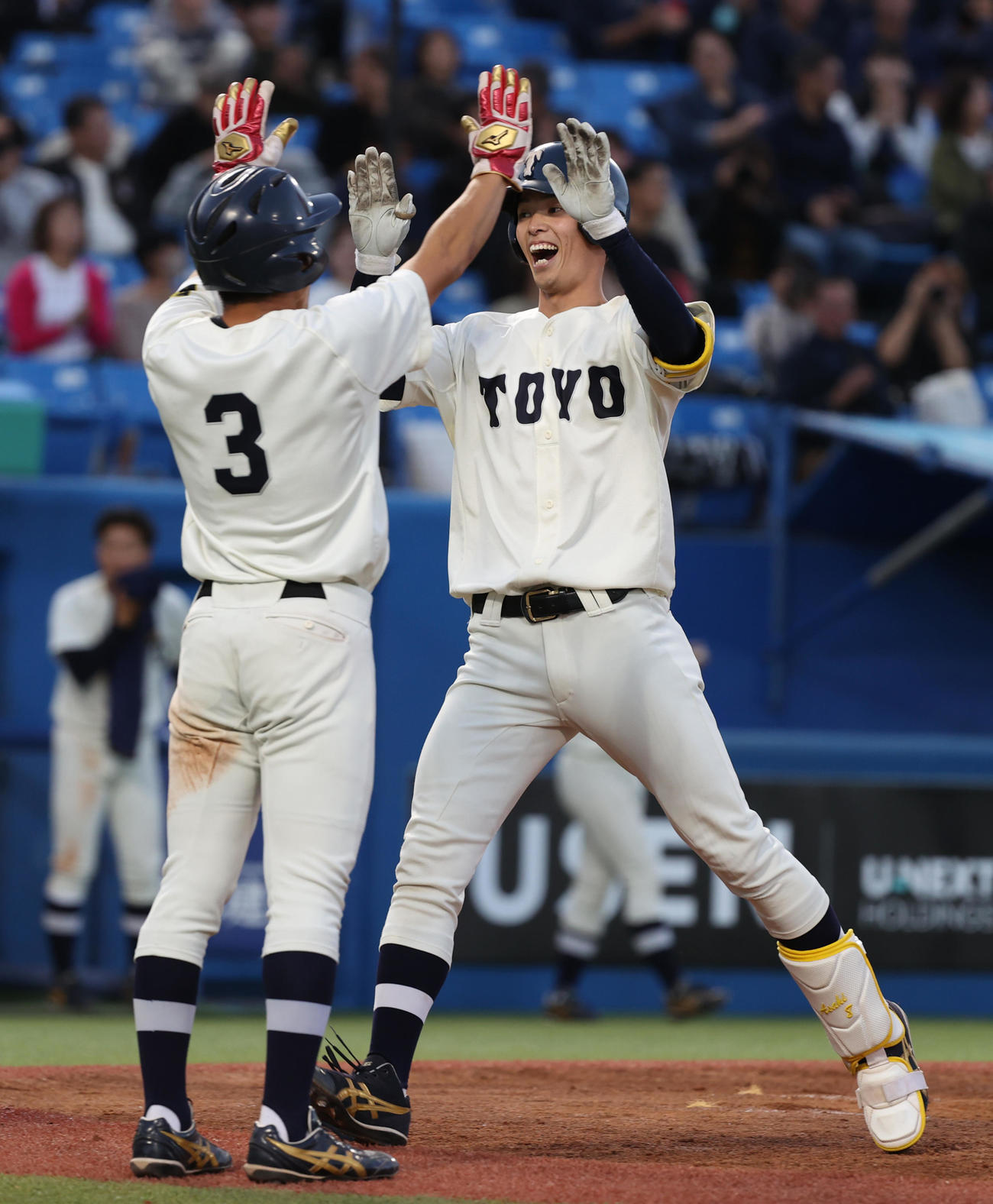 東都大学野球1、2部入れ替え戦　東洋大対東農大、4回表東洋大2死一、二塁、花田（右）は左越えに3点本塁打を放ち生還する（撮影・柴田隆二）