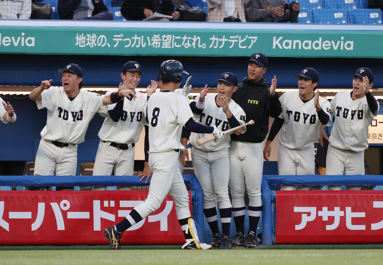 東都大学野球1、2部入れ替え戦　東洋大対東農大、4回表東洋大2死一、二塁、花田は左越えに3点本塁打を放ち生還する（撮影・柴田隆二）