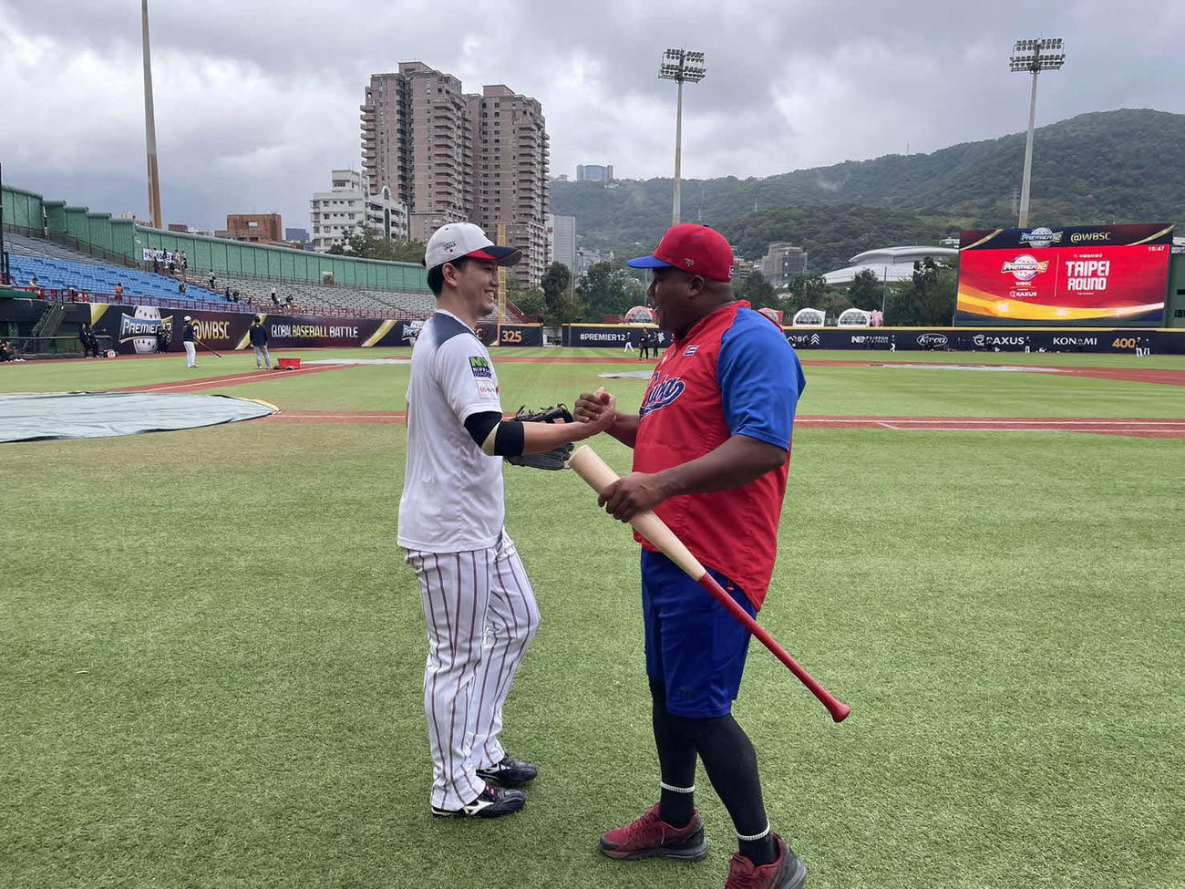台北・天母野球場で再会した侍ジャパン栗原とキューバ代表のデスパイネ