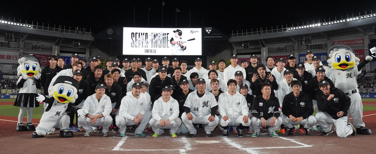 引退セレモニーでナインと記念撮影するロッテ井上（前列中央）（撮影・鈴木みどり）