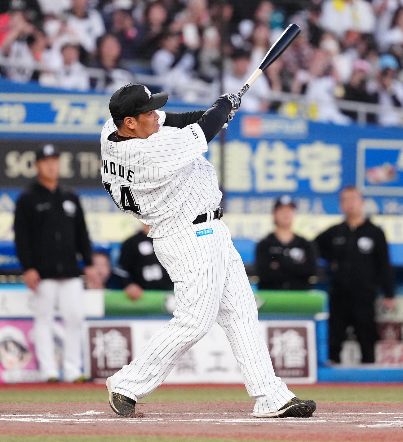 白黒野球対決の3回裏、引退するロッテ井上は代打で適時打を放つ（撮影・鈴木みどり）