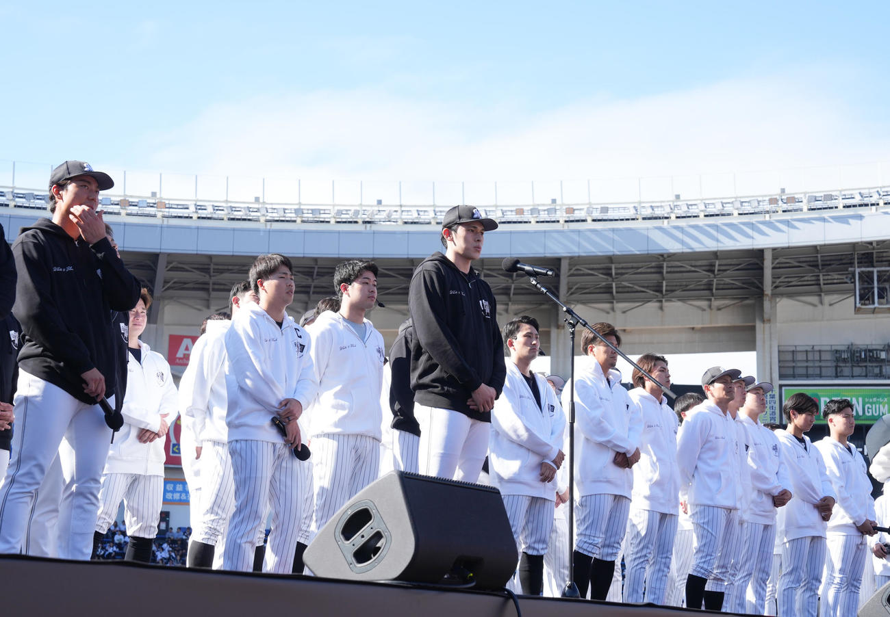 ファンにあいさつするロッテ佐々木（中央）（撮影・鈴木みどり）