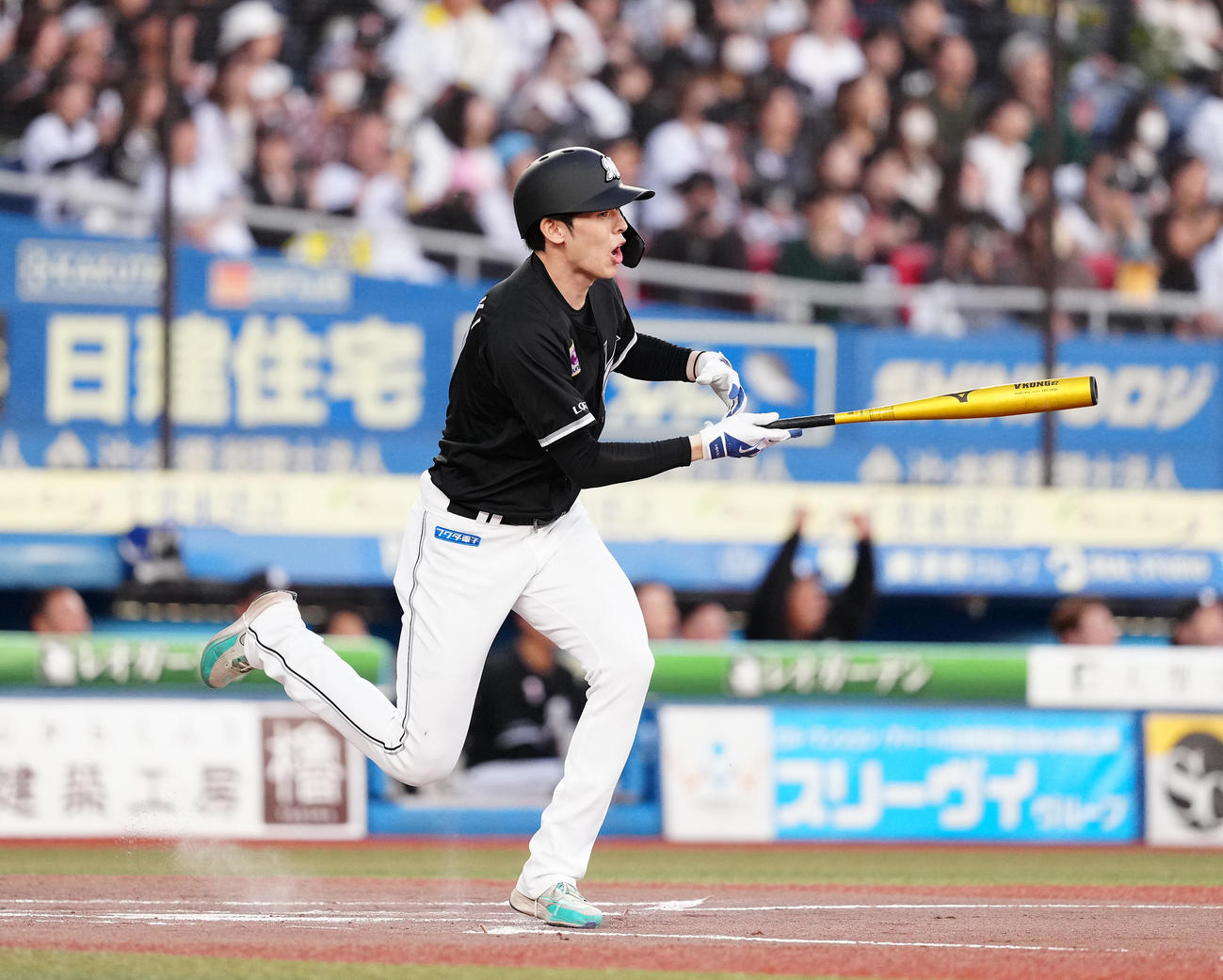 白黒野球対決の3回表、適時二塁打を放ったロッテ佐々木は特殊ルールで三塁へ向かうはずが一塁へ進みかける（撮影・鈴木みどり）