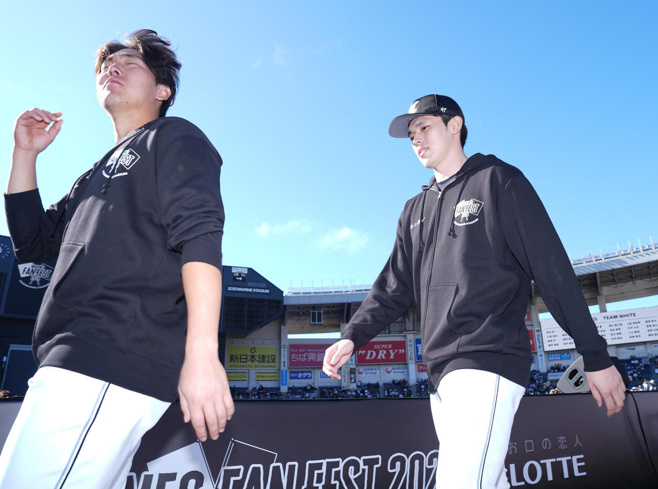 ロッテファン感謝デー　入場するロッテ佐々木（右）（撮影・鈴木みどり）