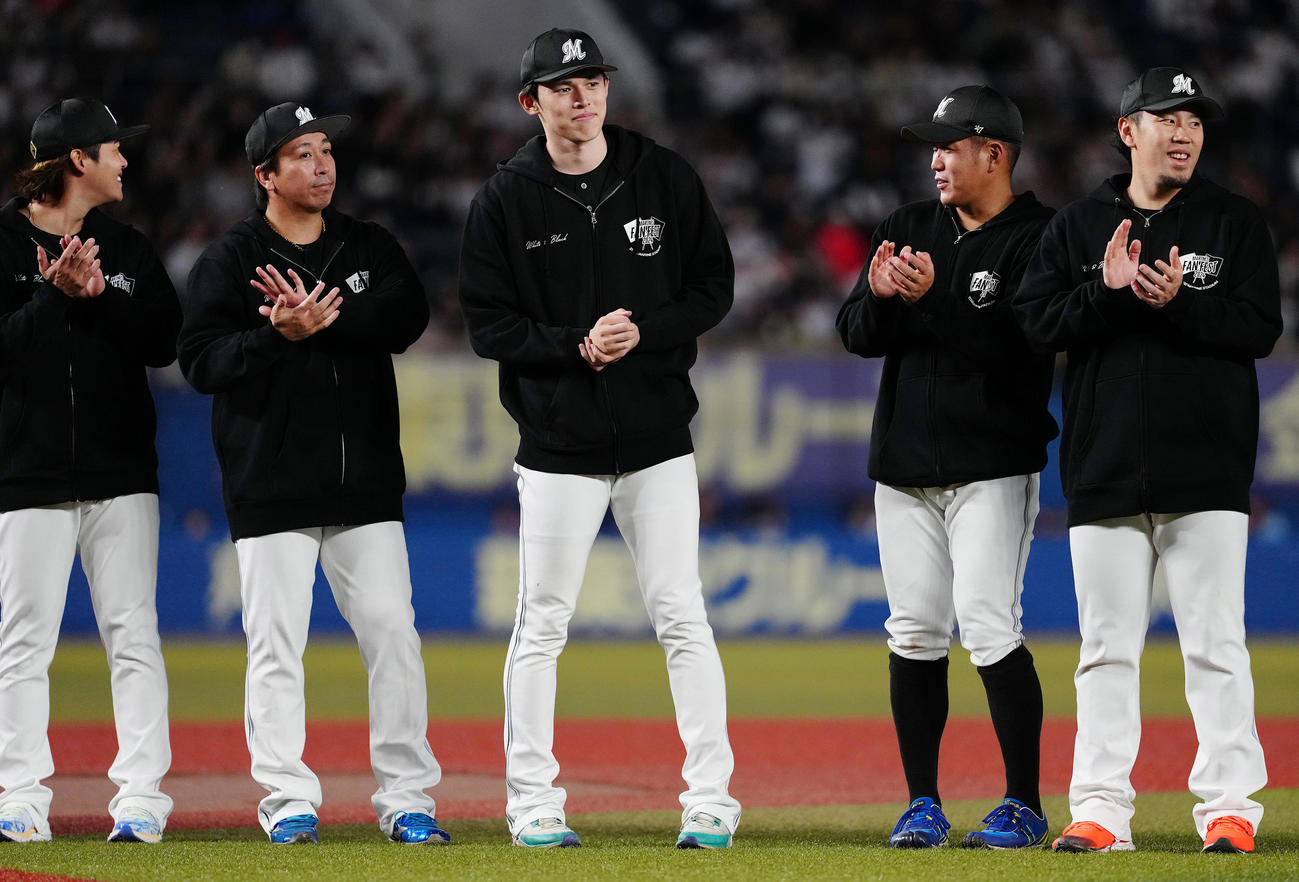 ファン感謝デーのMVPに選ばれたロッテ佐々木（中央）（撮影・鈴木みどり）