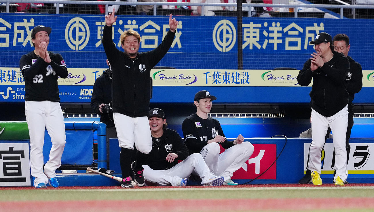白黒野球対決で引き分けに終わり、笑顔の佐々木（中央）ら（撮影・鈴木みどり）