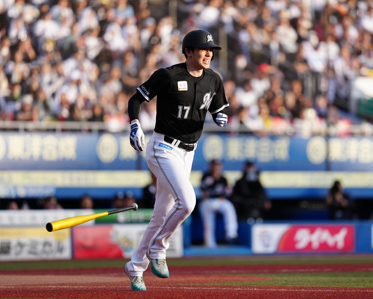 白黒野球対決の1回表、右前打を放ち一塁へ向かうロッテ佐々木（撮影・鈴木みどり）