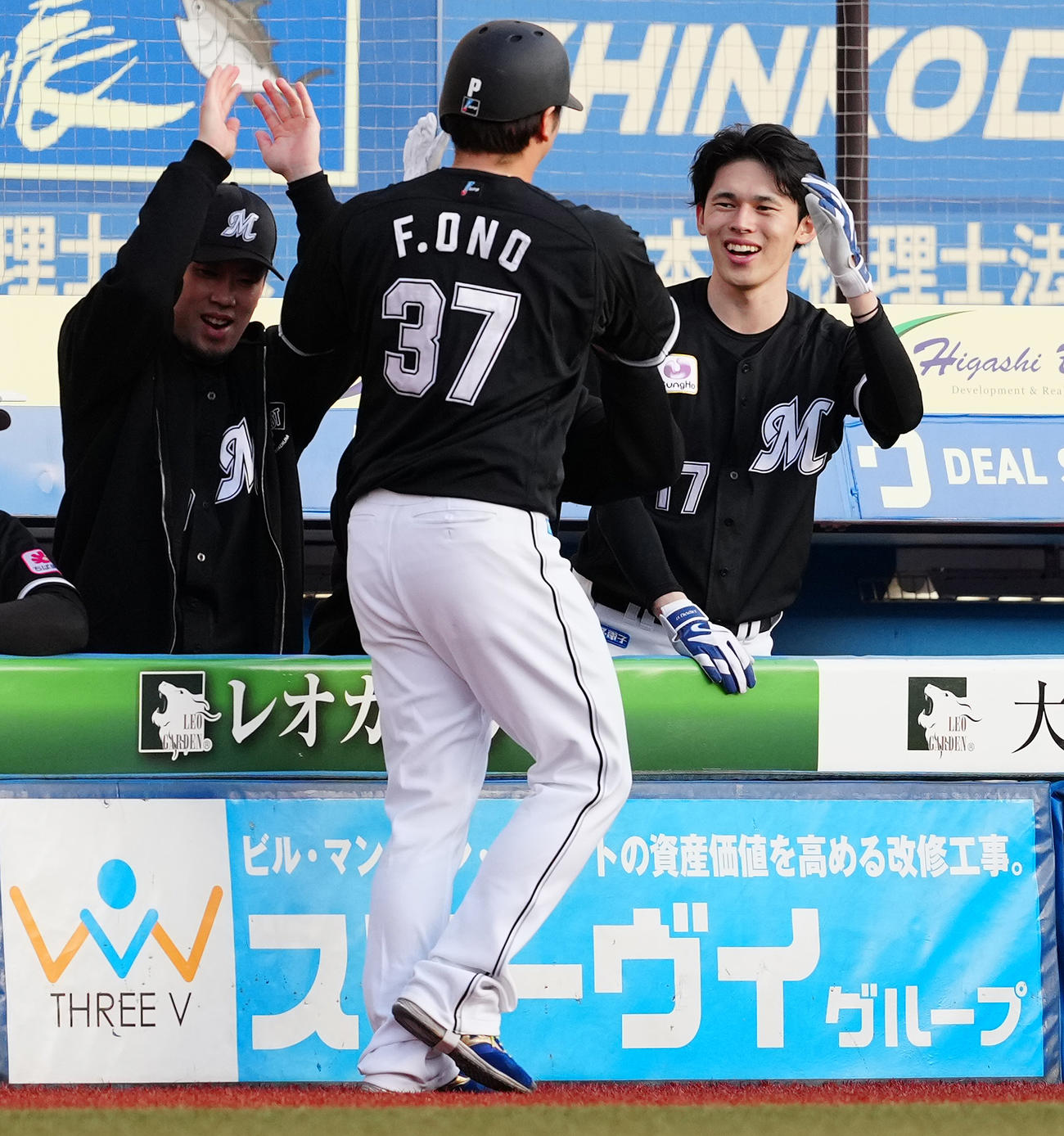 白黒野球対決の2回表、本塁打を放った小野（中央）を迎えるロッテ佐々木（右）（撮影・鈴木みどり）