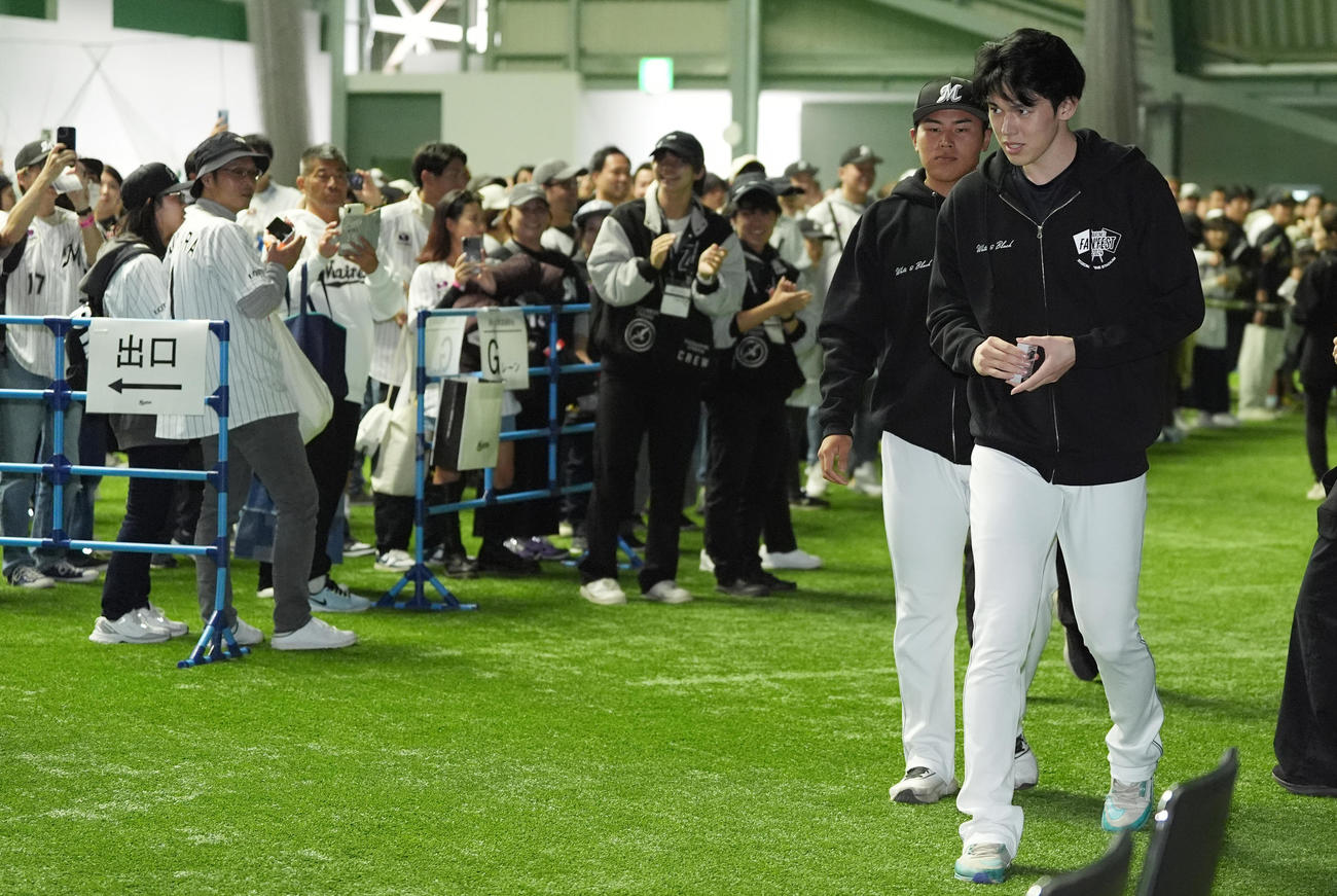 ファンの前を通り移動するロッテ佐々木（右）と松川（撮影・鈴木みどり）