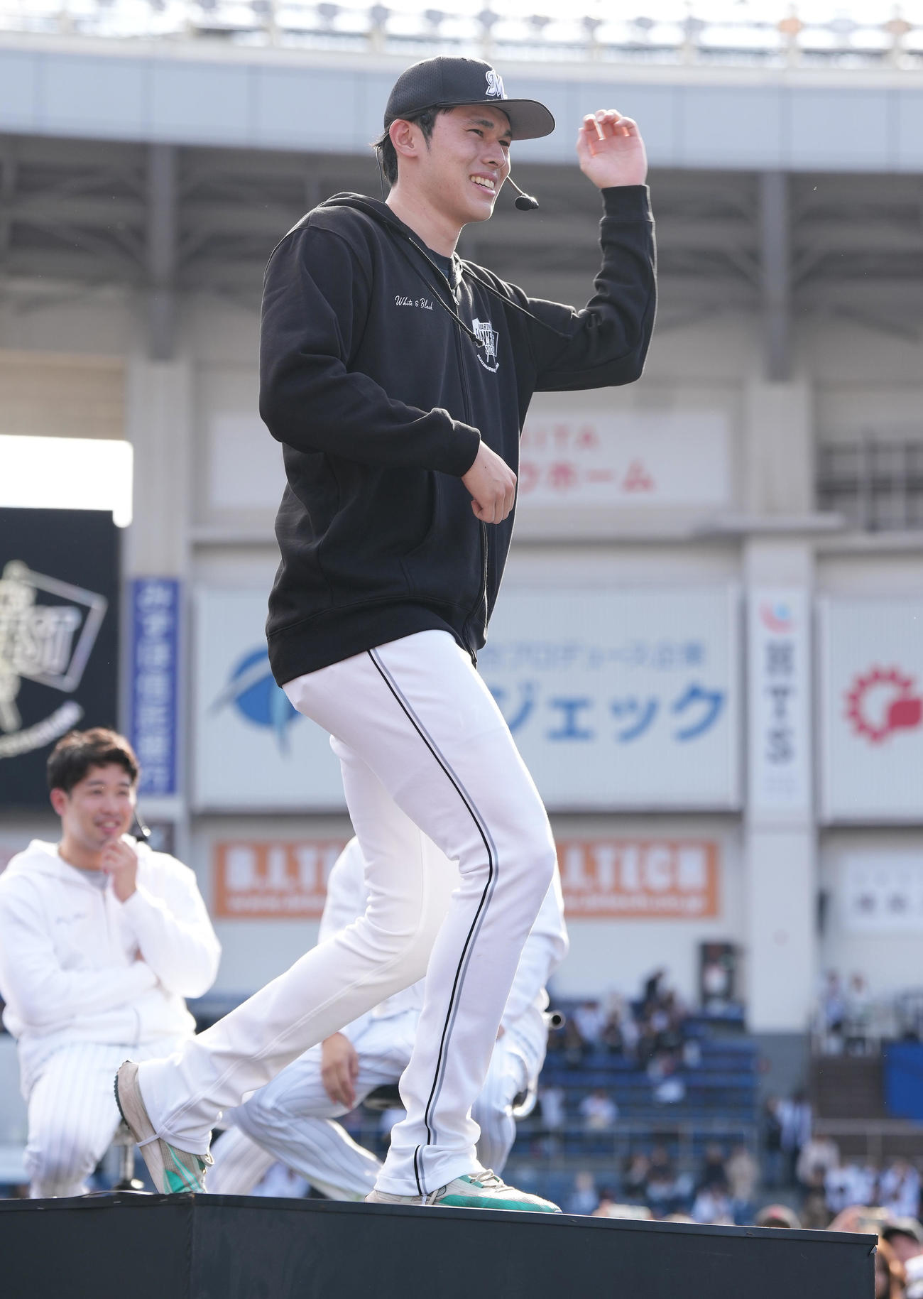 ジェスチャーゲームで鈴木のものまねをするロッテ佐々木（撮影・鈴木みどり）
