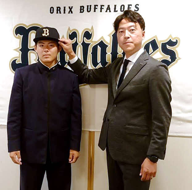 仮契約を行ったオリックス育成1位の大院大高・今坂、右は担当の谷口スカウト（撮影・堀まどか）