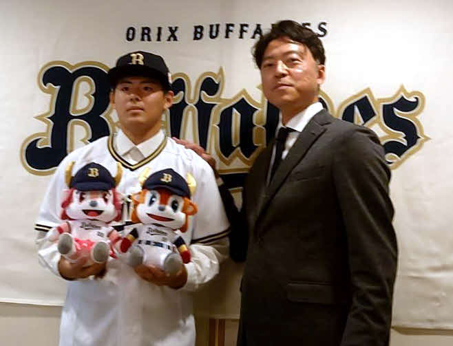 仮契約を行ったオリックス育成1位の大院大高・今坂、右は担当の谷口スカウト（撮影・堀まどか）